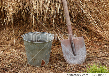 Iron bucket and shovel 67930553