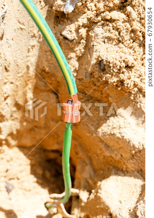 Connect grounding cable by compression C clamp 67930654