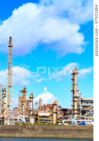 Scenery of Yokkaichi City, a complex of factory facilities 67931864