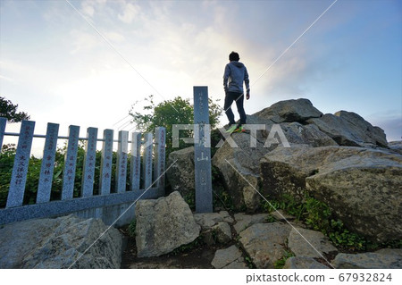 筑波山登山者站在山頂。 筑波山登山者站在山頂。 67932824