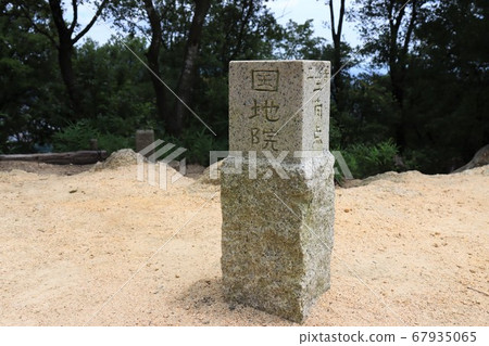 Triangular point (photographed at Mt. Rokko, Hyogo Prefecture) 67935065