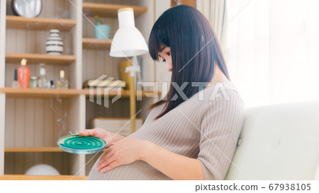 Mosquito coil incense pregnant woman smoke smoke copy space 16:9 67938105