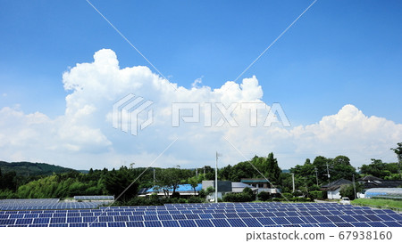 烏雲和太陽能電池板 67938160