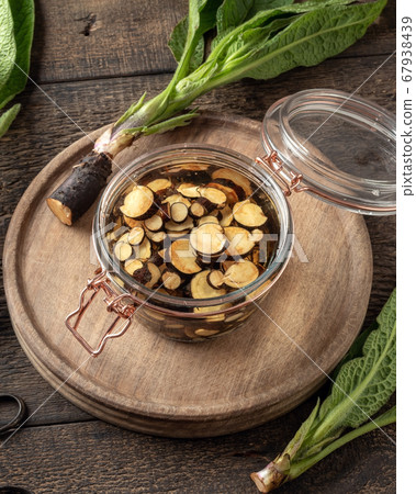 Preparation of herbal tincture from fresh comfrey root Preparation of herbal tincture from fresh comfrey root 67938439