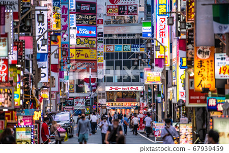 日本新宿,歌舞uki町的東京城市景觀,面具脫穎而出(第一條街,劇院街)= 7月29日 日本新宿,歌舞uki町的東京城市景觀,面具脫穎而出(第一條街,劇院街)= 7月29日 67939459