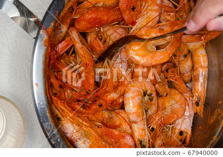 Bowl of boiled shrimps Bowl of boiled shrimps 67940000