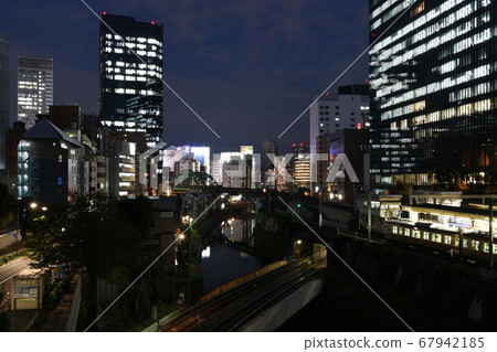 從東京御茶之水聖橋上看到的 JR 總武線、JR 中央線、東京地鐵丸之內線三線立體交叉的夜景。 從東京御茶之水聖橋上看到的 JR 總武線、JR 中央線、東京地鐵丸之內線三線立體交叉的夜景。 67942185