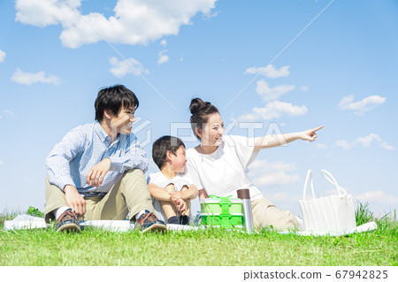 Family, blue sky, picnic 67942825