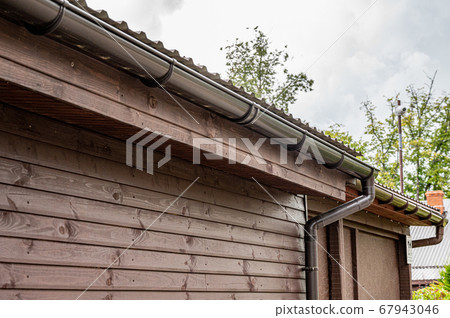 Roof edge of a small house with installed 67943046