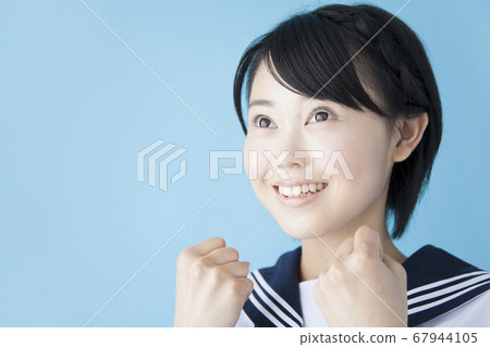 女孩初中學生玩膽量姿勢 67944105