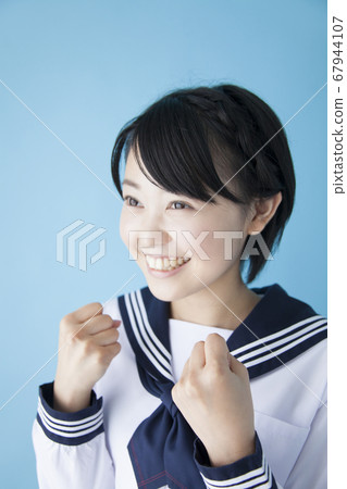 女孩初中學生玩膽量姿勢 67944107