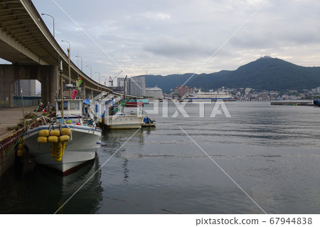 從函館若松町船屋漁港看到的函館山和馬丸丸 從函館若松町船屋漁港看到的函館山和馬丸丸 67944838