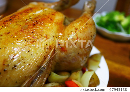 Roast chicken table 67945188