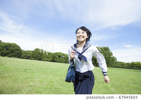 正在運行的女初中生 67945683