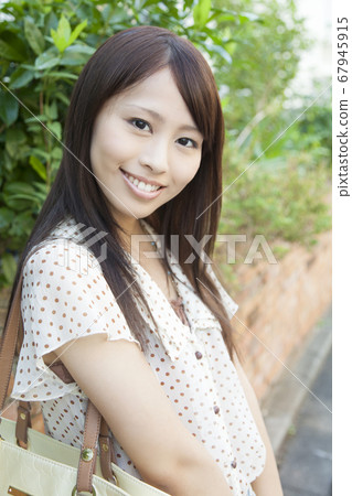 一個女人帶著微笑 一個女人帶著微笑 67945915