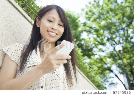 女人看著手機郵件 女人看著手機郵件 67945926
