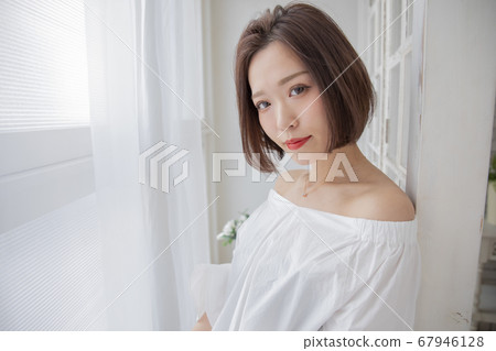 Straight Bob style woman Straight Bob style woman 67946128