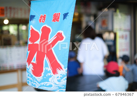 A shaved ice shop in summer A shaved ice shop in summer 67946367