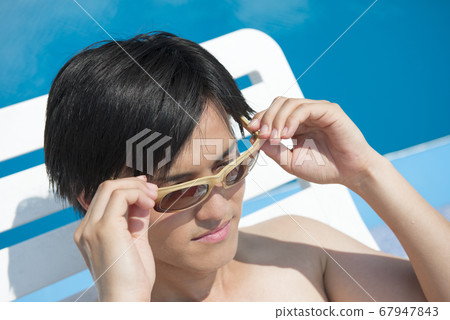 戴著墨鏡的男人 67947843