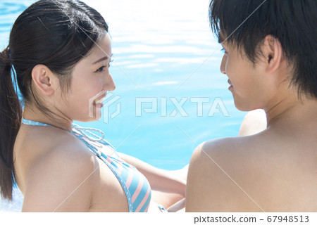 Poolside couple 67948513