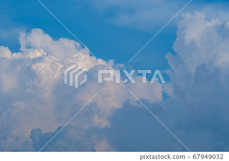 積雨雲d-1在夏日的天空 67949032