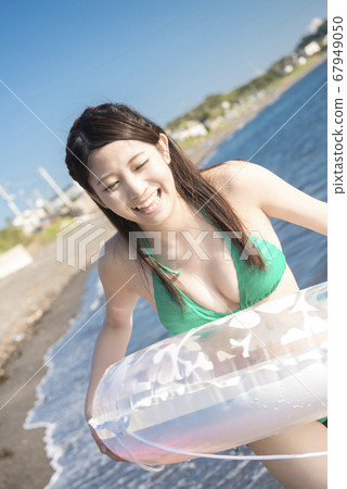 泳裝和泳裝的女人 泳裝和泳裝的女人 67949050