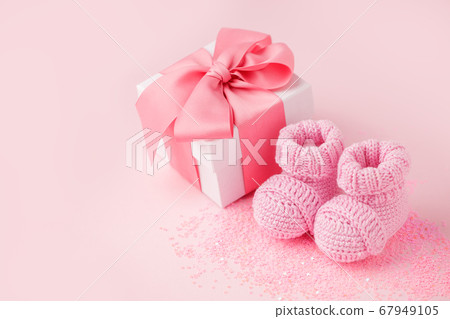 Close up of baby shoes, present gift box - Close up of baby shoes, present gift box - 67949105