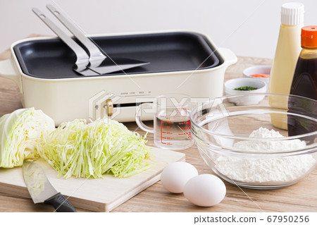 Preparation of Okonomiyaki Preparation of Okonomiyaki 67950256