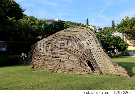 Decaying wooden boat in the park 67950262