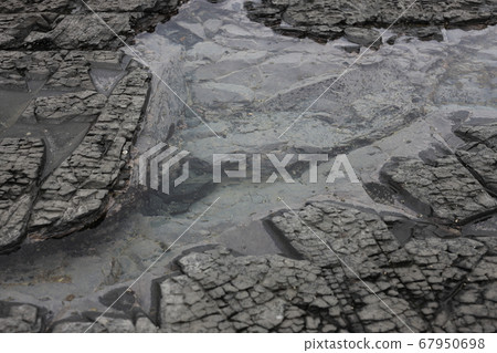 簡單的潮汐池。 簡單的潮汐池。 67950698