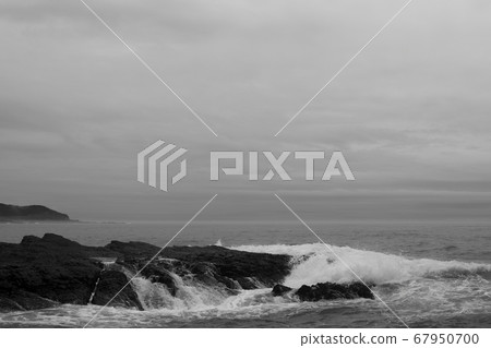 海，雨後，單色。 67950700