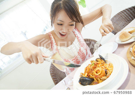 在一家餐館吃飯的女人 在一家餐館吃飯的女人 67950988