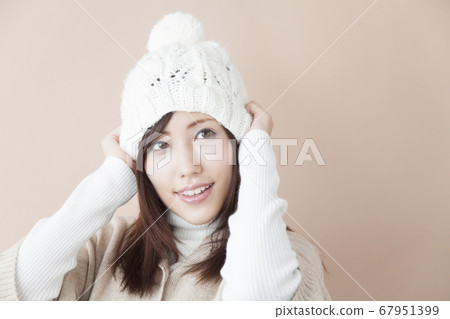 Women with knit cap 67951399
