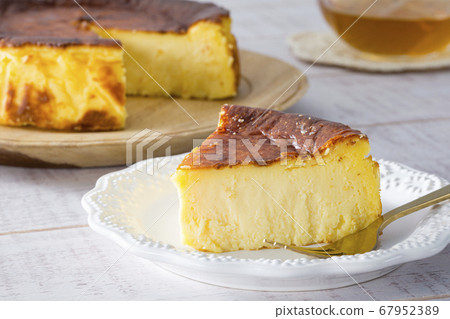 Basque style cheese cake Basque style cheese cake 67952389