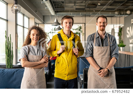 Cafe staff Cafe staff 67952482