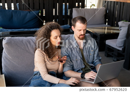 Cafe owner talking to waiter Cafe owner talking to waiter 67952620