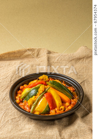 Moroccan chickpea and tomato tagine pan 67954374