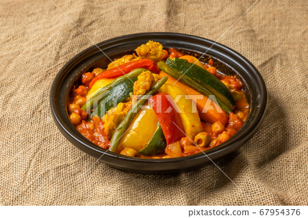Moroccan chickpea and tomato tagine pan 67954376
