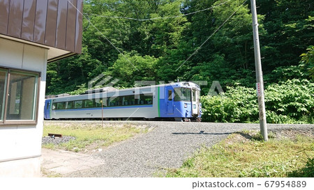 特快列車經過北海道石北本線西滿滿別站 特快列車經過北海道石北本線西滿滿別站 67954889