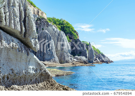 [青森縣下北田半島賽村]一月停：Hotokegaura是一個美麗的天堂，綠色凝灰岩製成的各種奇異岩石聚集在此。 67954894