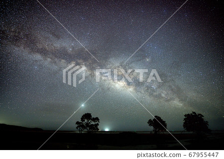 沖繩八重山銀河夜景銀河繁星點點的天空繁星點點的星系夜空星座星雲天文觀測天文物體 沖繩八重山銀河夜景銀河繁星點點的天空繁星點點的星系夜空星座星雲天文觀測天文物體 67955447