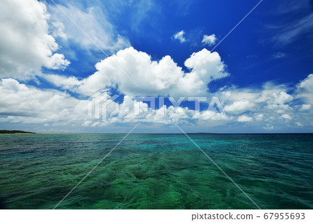 Okinawa Yaeyama summer sea image material summer vacation blue sky cloud clear sunny coral reef southern country travel background remote island tourism 67955693