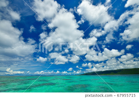 Okinawa Yaeyama summer sea image material summer vacation blue sky cloud clear sunny coral reef southern country travel background remote island tourism 67955715