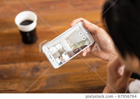 People who are looking inside the real estate property on a smartphone (online preview image) 67956764