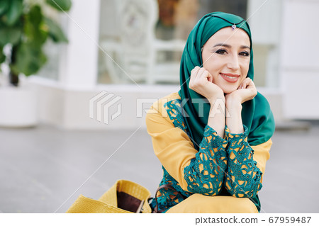 Young beautiful muslim woma Young beautiful muslim woma 67959487