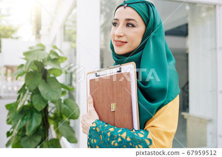 Pretty muslim businesswoman 67959512