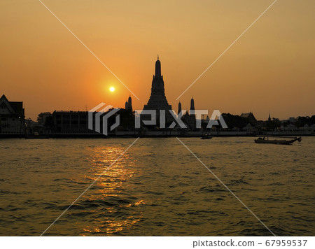 Bangkok, Thailand Evening view of Wat Arun (Temple of Dawn) Wat Arun, Bangkok, Thailand 67959537