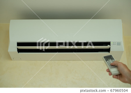 Turn on the air conditioner. Set the temperature on the air conditioner. 67960504