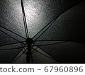 路燈下的雨傘 67960896