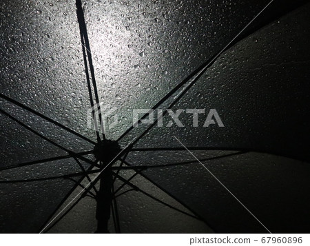 路燈下的雨傘 67960896